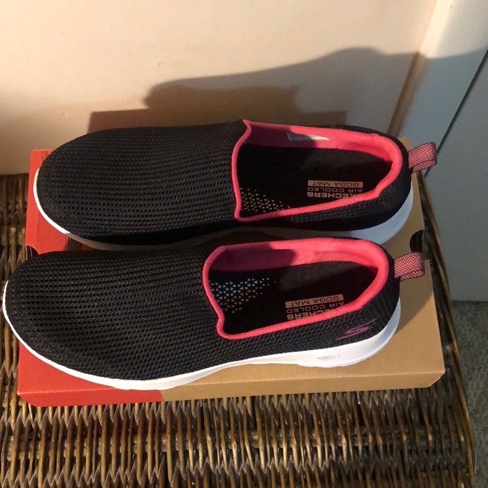 Skechers Go walk tennis shoes..